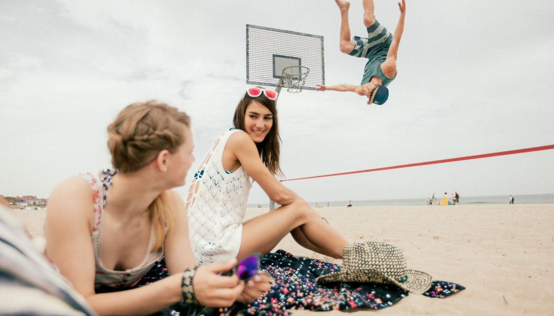 Slackline op het strand in de zon, © TMV/Timo Roth