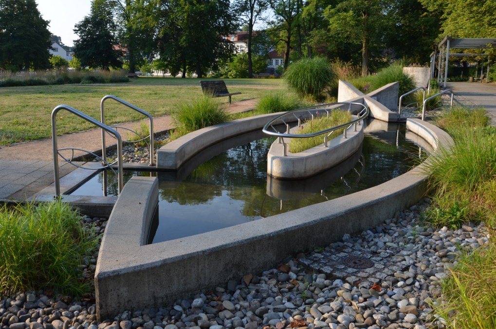 The Kneipp basin for the arms, the Kneipp basin for the legs and the barefoot path are all part of the Kneipp belt., © Kurverwaltung Feldberger Seenlandschaft The Kneipp basin for the arms, the Kneipp basin for the legs and the barefoot path are all part of the Kneipp belt., © Kurverwaltung Feldberger Seenlandschaft