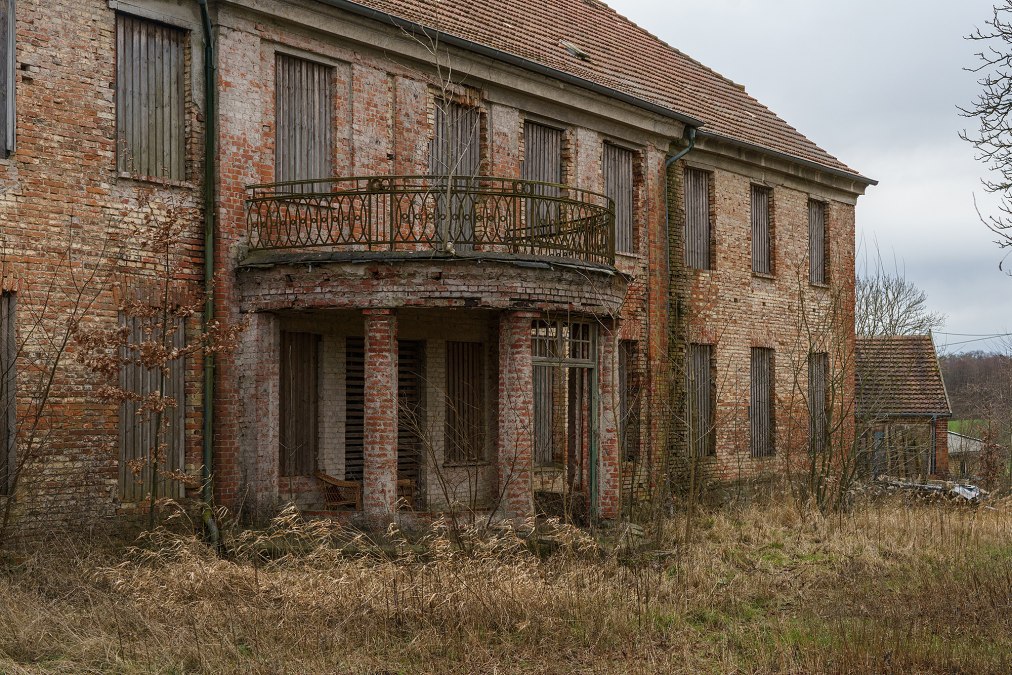 Dwór jest powoli odnawiany, © A.Kannenberg