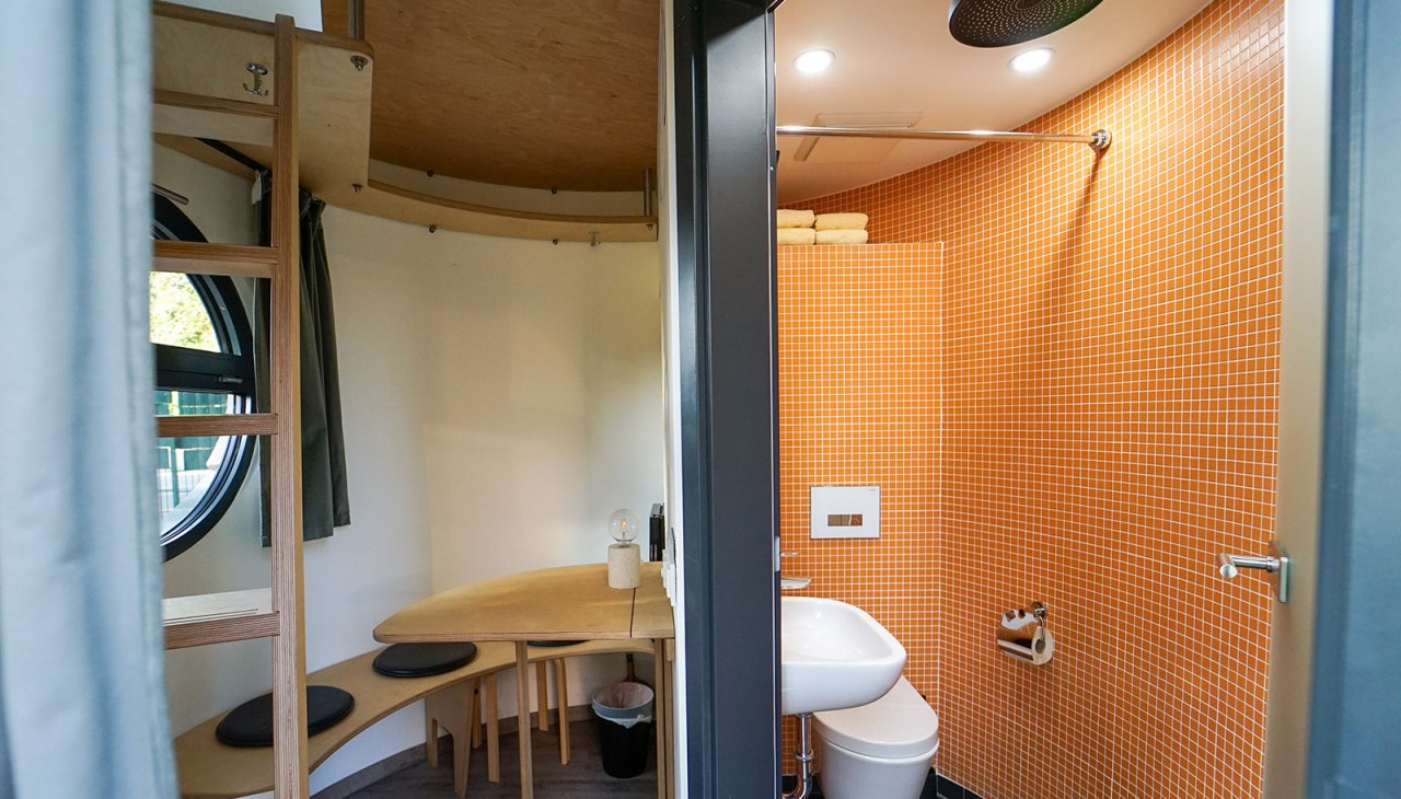 Begane grond in het slube hotel met douchecabine en WC., © slube Begane grond in het slube hotel met douchecabine en WC., © slube