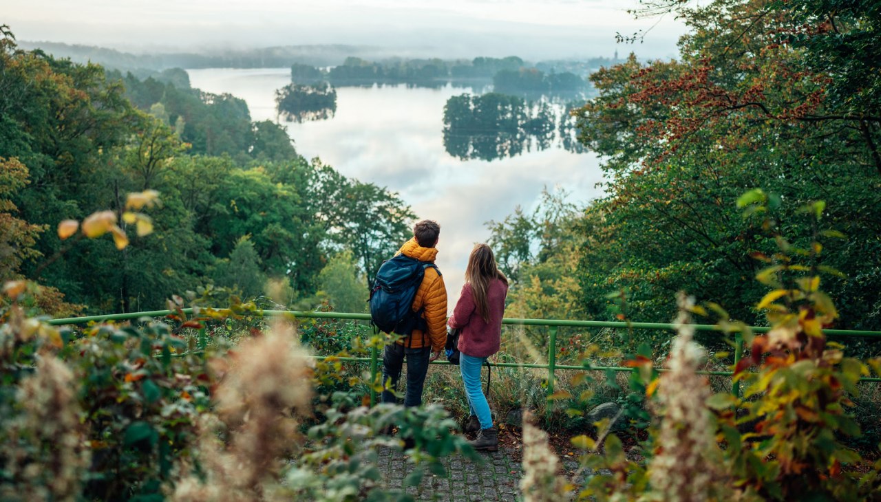 Wędr&oacute;wka szlakiem parku przyrody w punkcie widokowym Reiherberg w pobliżu Feldberg, &copy; TMV/G&auml;nsicke