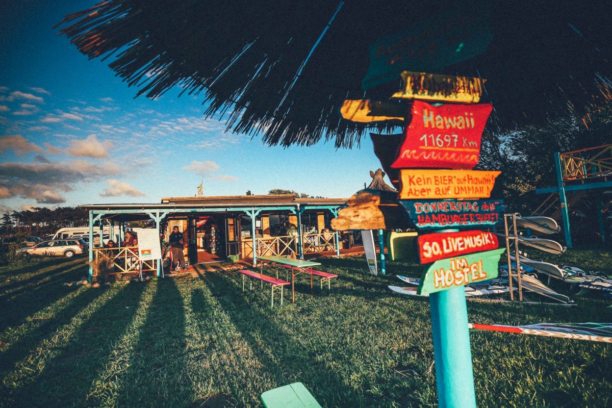 Centrum sport&oacute;w wodnych w Surfhostel Ummanz, &copy; ummaii.de