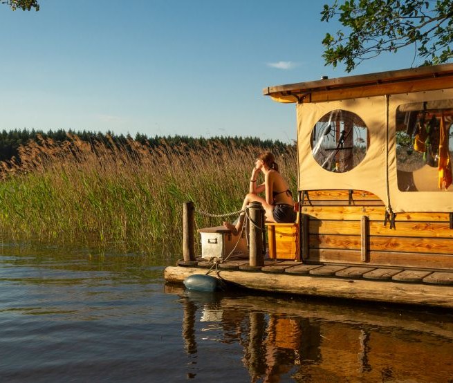 Wat is er leuker dan genieten van een zonnebad op het vlot // © MV-T/Myroad Wat is er leuker dan genieten van een zonnebad op het vlot // © MV-T/Myroad