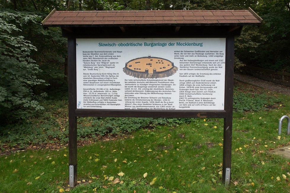 In front of the castle rampart, the history of the Slavic castle is explained., &copy; Frank Burger