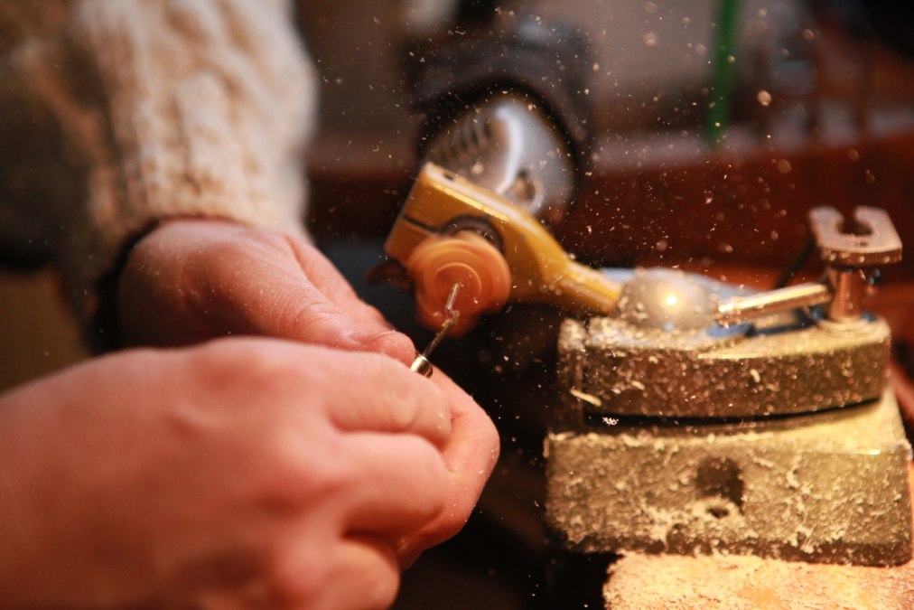 Szlifowanie bursztynu - stwórz swój własny bursztynowy wisiorek, © bernsteinschleifen_bn-matthias-gr-ndling-galerie-usedomfotos Szlifowanie bursztynu - stwórz swój własny bursztynowy wisiorek, © bernsteinschleifen_bn-matthias-gr-ndling-galerie-usedomfotos