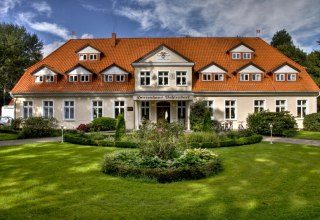Landhotel Herrenhaus BohlendorfAußenansicht - Eingangsbereich // © Lieblingsplatz Hotels mbH Landhotel Herrenhaus BohlendorfAußenansicht - Eingangsbereich // © Lieblingsplatz Hotels mbH
