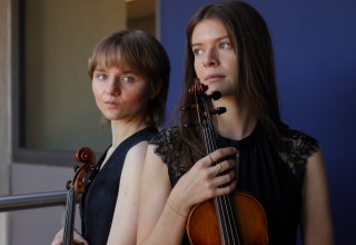 "Unexpected Treasures" - extraordinary works for two violins | Nina Schaible & Leonie Seemann (hmt Rostock), © Nina Schaible & Leonie Seemann / hmt Rostock (bereitgestellt) "Unexpected Treasures" - extraordinary works for two violins | Nina Schaible & Leonie Seemann (hmt Rostock), © Nina Schaible & Leonie Seemann / hmt Rostock (bereitgestellt)