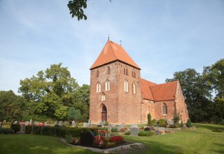 Surrounded by a cemetery: the church in Gro&szlig; Eichsen. // &copy; Frank Burger