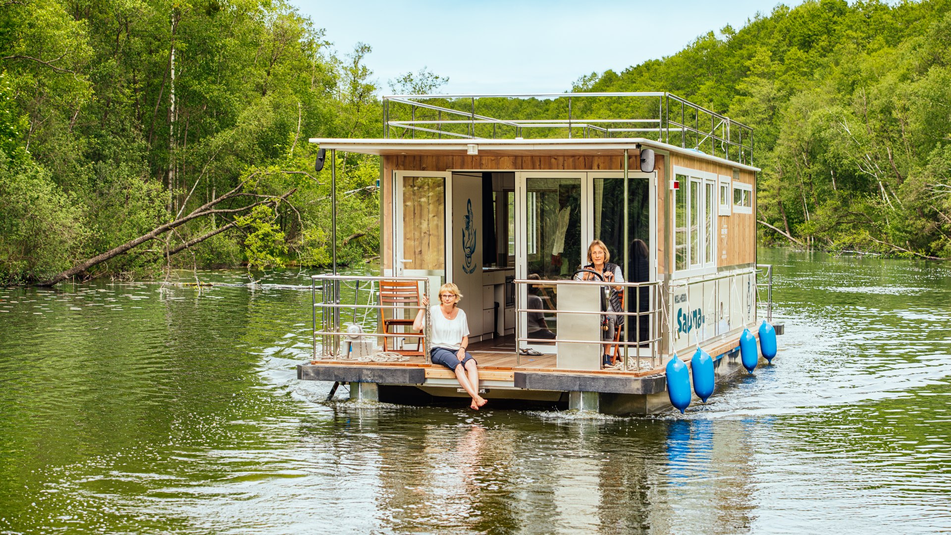 Almost like on the Amazon! Margit and Telse steer the sauna boat through the idyllic green channels of the M&uuml;ritz., &copy; TMV/Tiemann