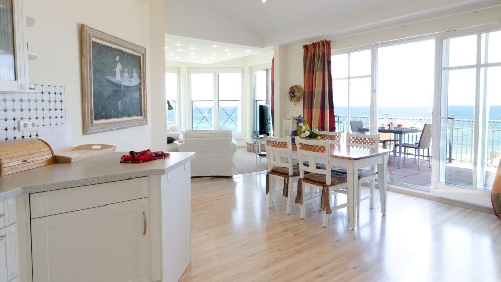 Uitzicht op de keuken/woonkamer in de ATLANTIK flatwoning, © Appartementhaus ATLANTIK