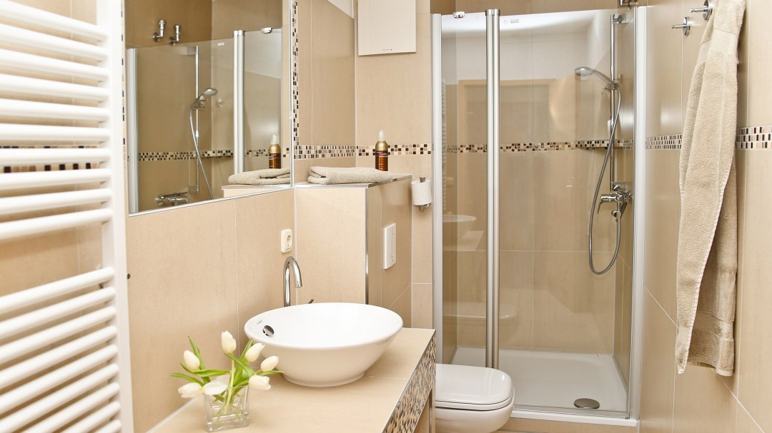 renovated bathrooms in apartment house Monika, © Anke Schultz renovated bathrooms in apartment house Monika, © Anke Schultz