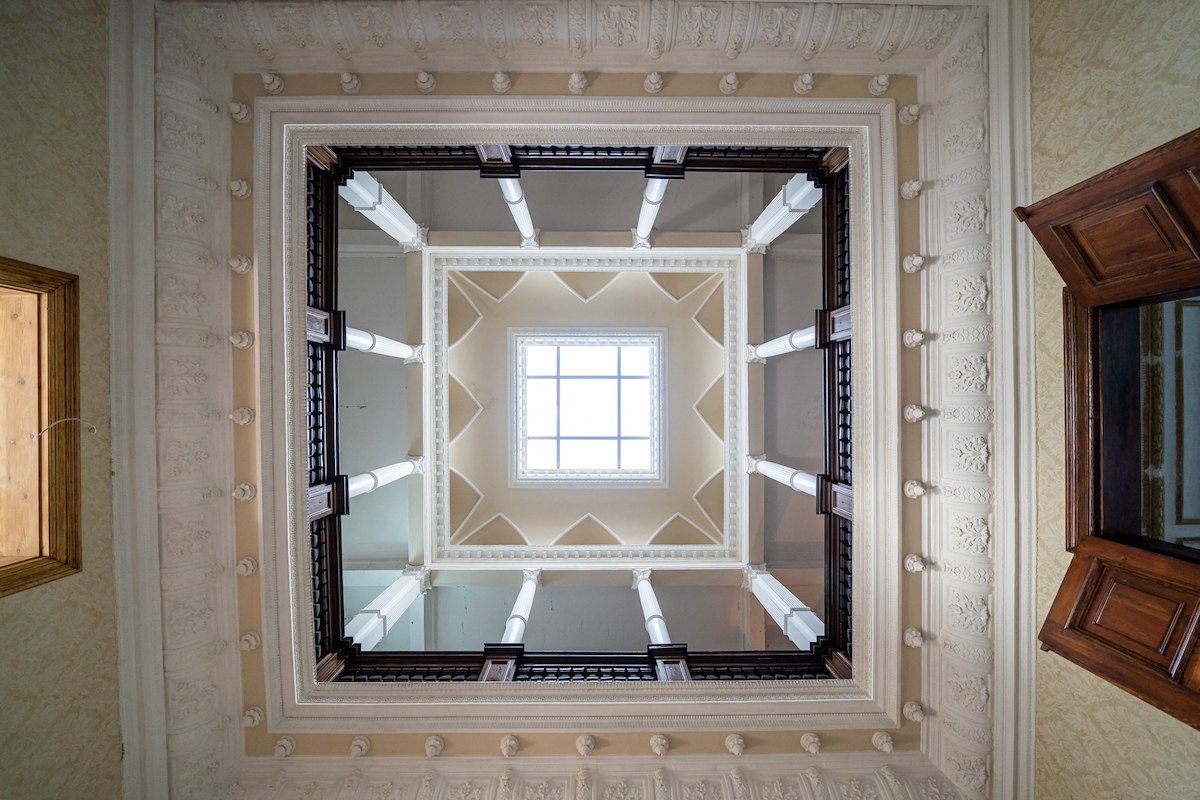 Staircase with gallery in the Gorow manor // © Domusimages Staircase with gallery in the Gorow manor // © Domusimages