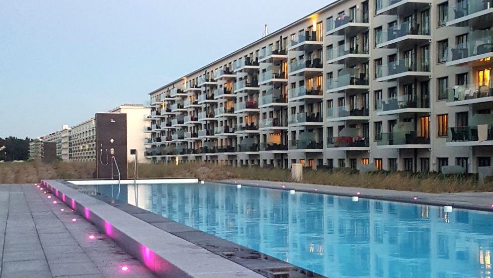 Basen pośrodku wydm w Prora Solitaire // © NOVASOL Basen pośrodku wydm w Prora Solitaire // © NOVASOL