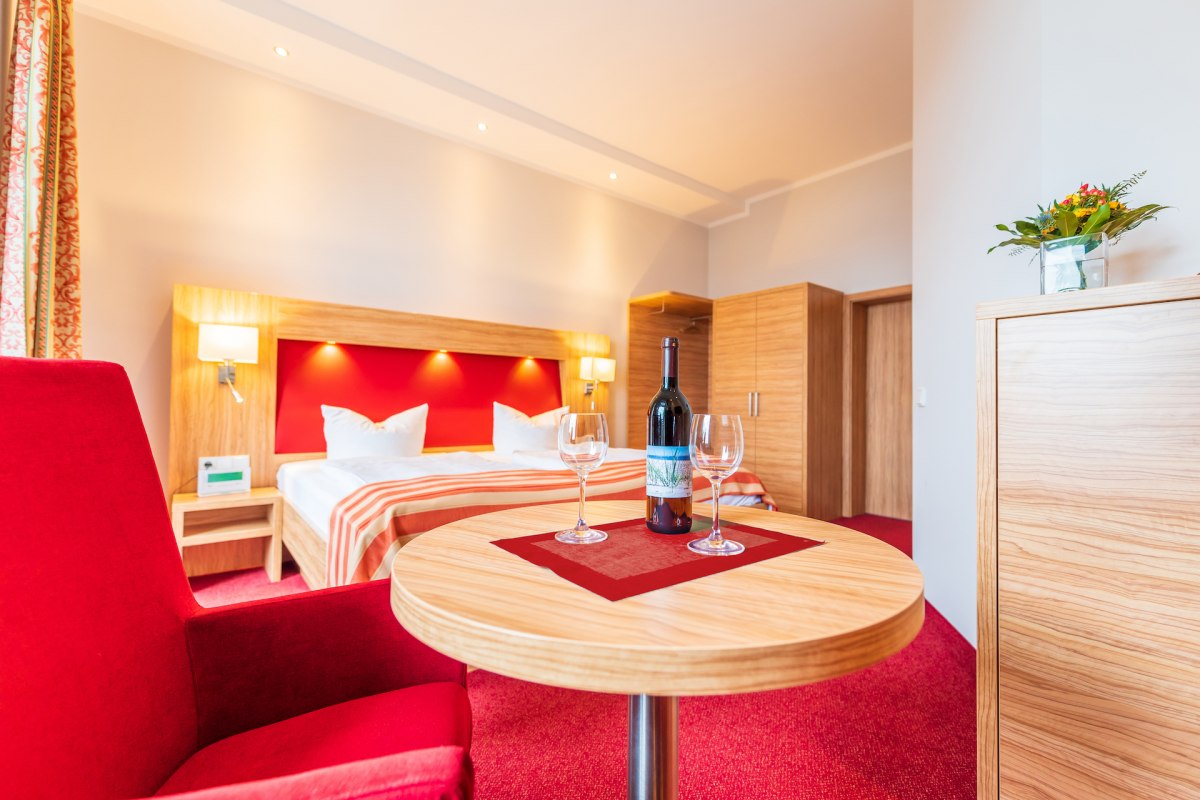 Onze gezellige kamers hebben direct of zijdelings uitzicht op zee. // © Strandhotel zur Promenade Onze gezellige kamers hebben direct of zijdelings uitzicht op zee. // © Strandhotel zur Promenade