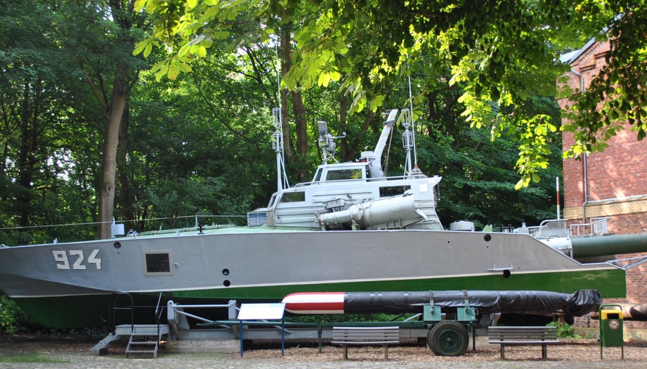 Kleine NVA torpedo speedboot op het buitenterrein van het Marinemuseum op het eiland Dänholm bij Stralsund, © STRALSUND MUSEUM