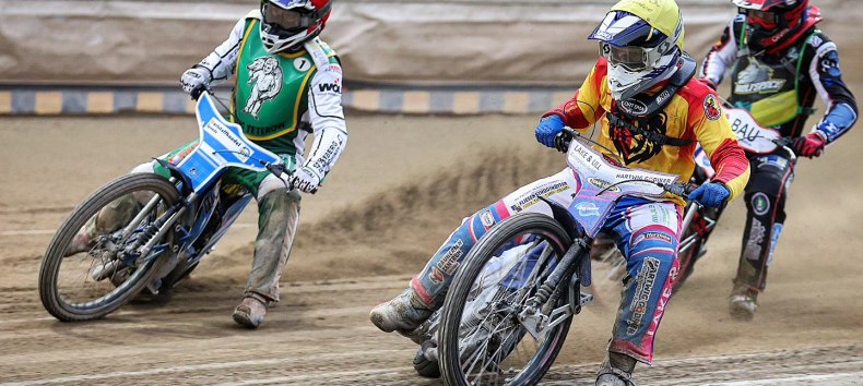 &copy; Danny Knakowski