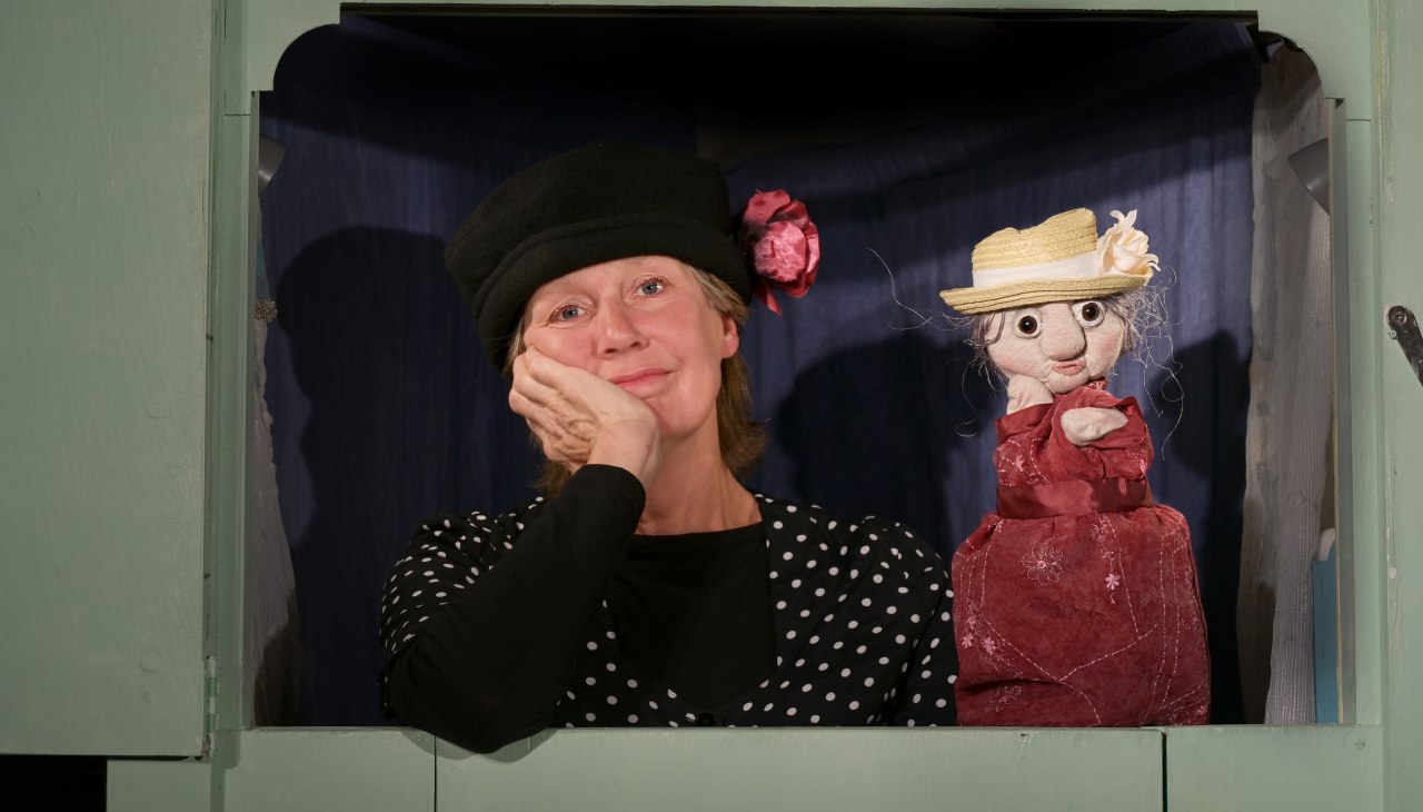 A puppeteer with a hand puppet grandma, © info@maren-winter.de