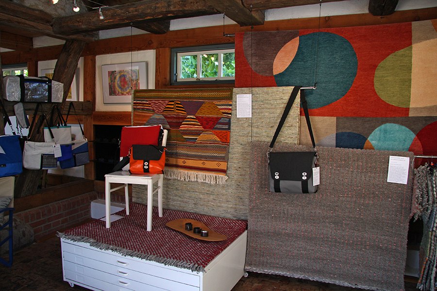 Kolekcje dywanów z manufaktury tekstylnej i galerii, ręcznie tkane i ręcznie tkane, z możliwością dostosowania rozmiarów i kolorów... - worki z naszego warsztatu żaglowego z tkaniny perskiej, plandeki samochodowej, laminatu węglowego... - żagle słoneczne, © Antje Reschwamm