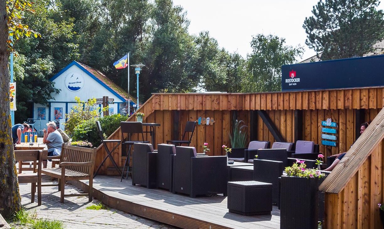 cozy wooden terrace next to the summer cinema, &copy; Anne Robl