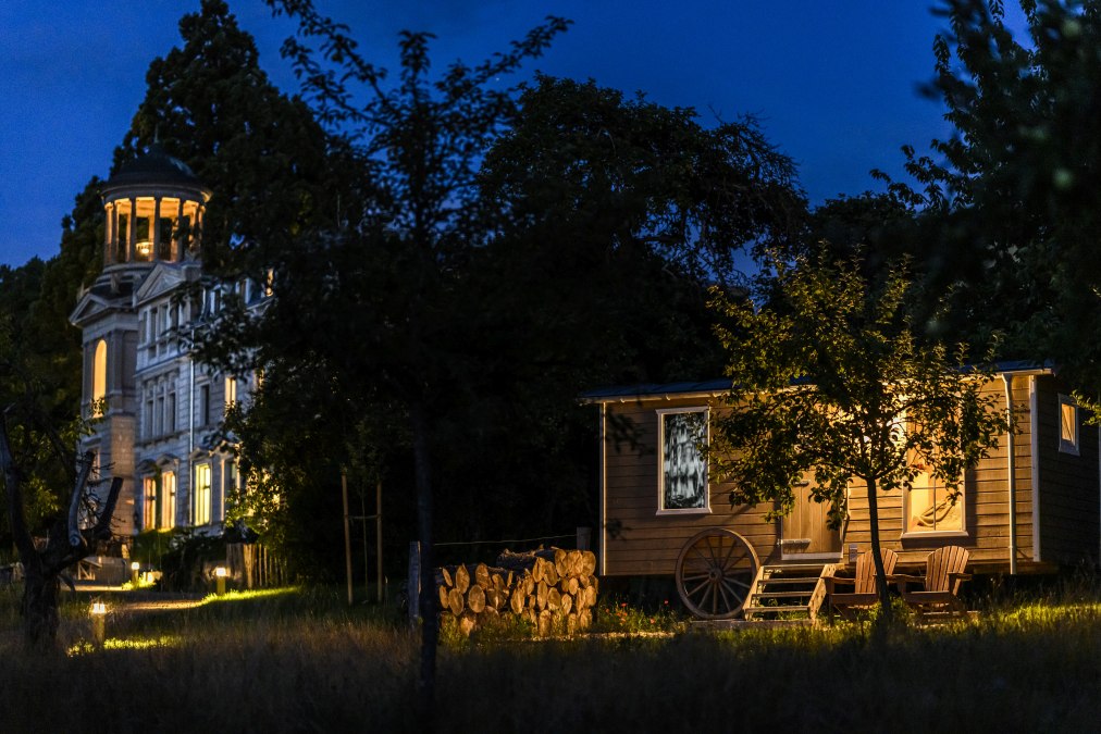Warmte van het hart op twee wielen: de saunawagen voor gezellige, hete momenten van gelukzaligheid, © Schloss Kaarz / Stefan von Stengel