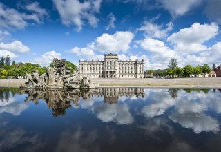 Pałac Ludwigslust z odbiciem w stawie Karauschenteich, © SSGK MV / Jörn Lehmann