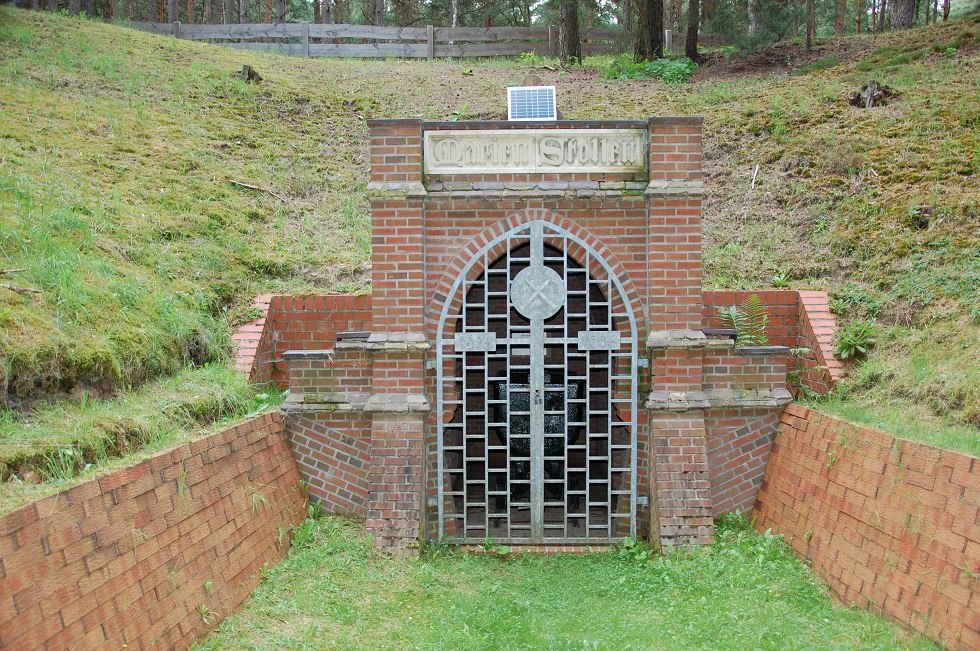 De gerestaureerde tunnelmond van de Marienstollen herinnert aan de mijnbouw in de buurt van Malliß., © Gabriele Skorupski De gerestaureerde tunnelmond van de Marienstollen herinnert aan de mijnbouw in de buurt van Malliß., © Gabriele Skorupski