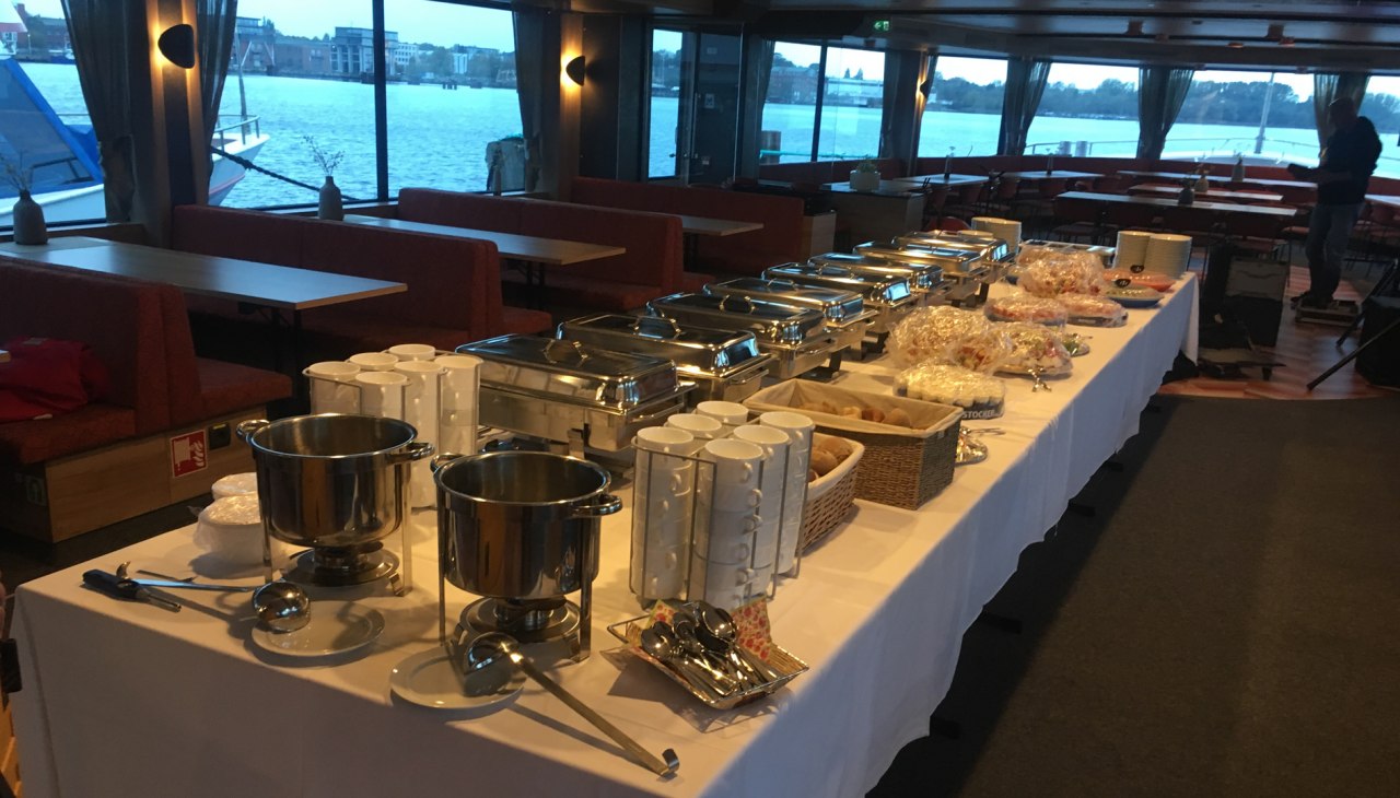 View into the restaurant of the "Rostocker 7"., &copy; Rostocker Flotte/Olaf Sch&uuml;tt
