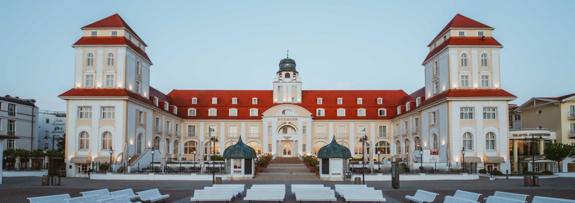 Historisch Kurhaus Binz op Rügen, met symmetrische architectuur en rustig voorplein.