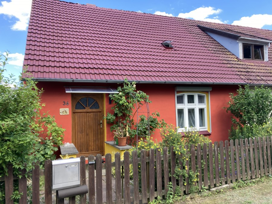 Widok z zewnątrz i wejście do domu wakacyjnego Villa Kunterbunt, © Gabriele Kölbl