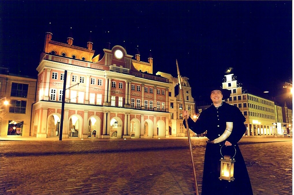 De nachtwaker van Rostock voor het stadhuis, © HTR Hansetouristik Rostock