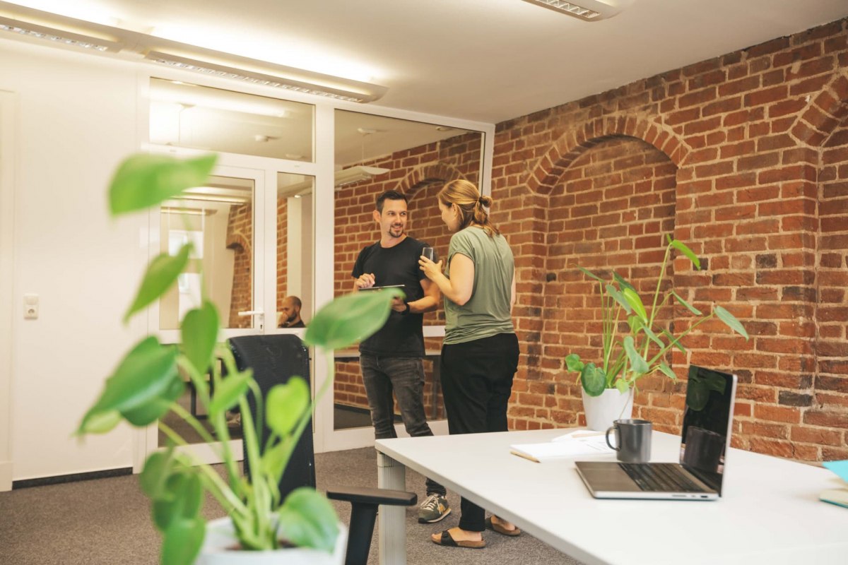 Moderne, open kantoorruimte met historische flair. Ideaal voor creatieve besprekingen en afspraken in een inspirerende omgeving. // &copy; Michelle Dynio