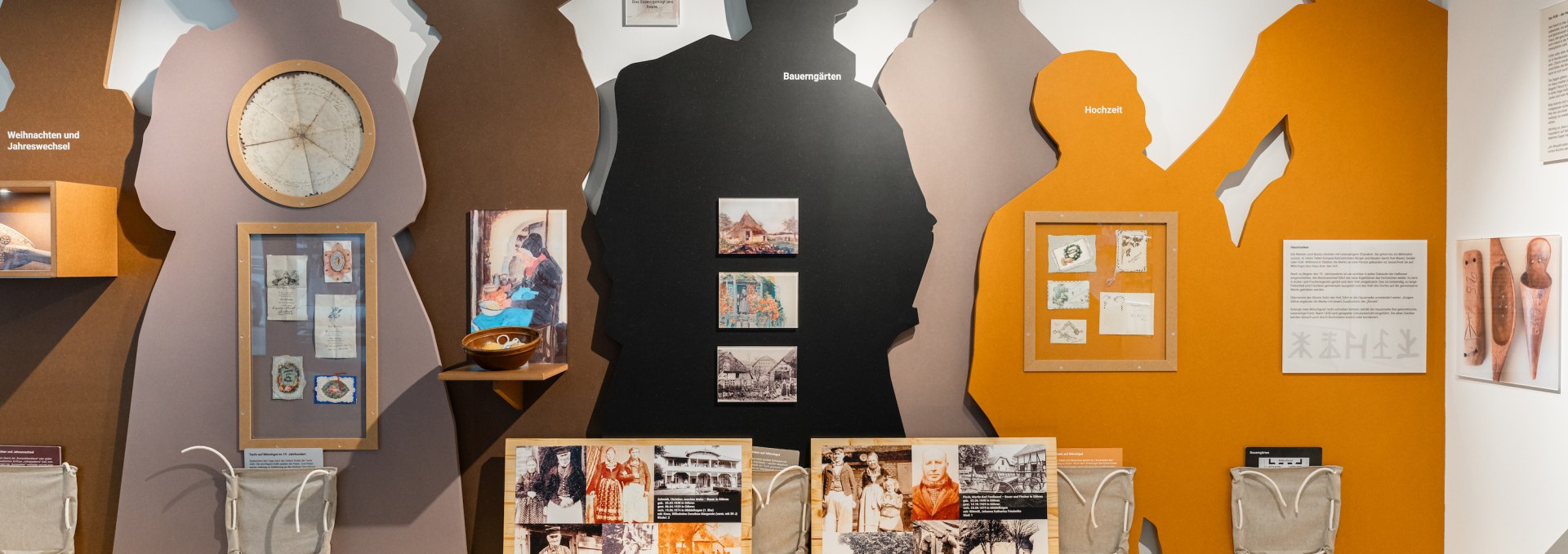 Afbeelding van een ambachtsfamilie met traditionele familiezegels in het streekmuseum in Göhren.