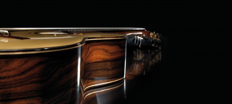 liegende Gitarre der Firam Armin Hanika, Seitenansicht // © Hanika Gitarren liegende Gitarre der Firam Armin Hanika, Seitenansicht // © Hanika Gitarren