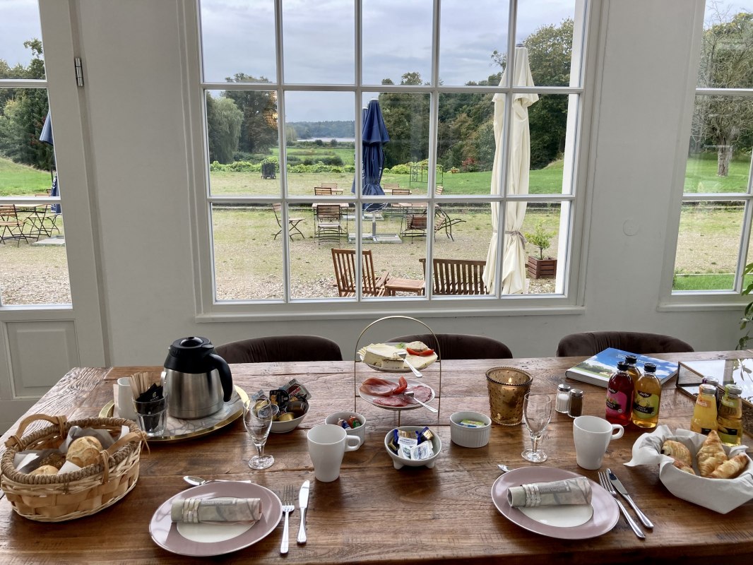 Breakfast with a view // &copy; Hager / Schloss Vietgest