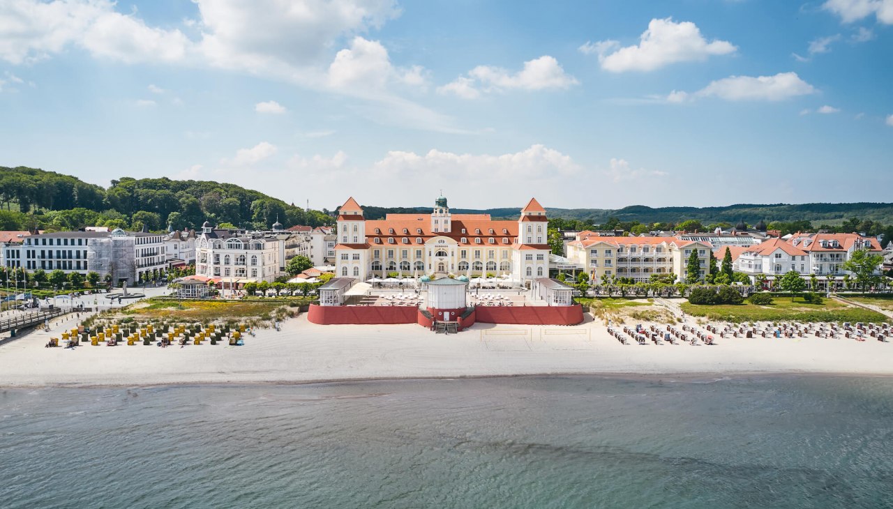 hotel-strand-himmel-meer-ostsee-drohnenbild-kurhaus-binz, © Arne Nagel