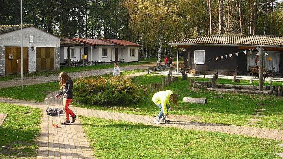 Spelende kinderen voor de bungalows // © Herberge an der Hertesburg/Christa Lüder Spelende kinderen voor de bungalows // © Herberge an der Hertesburg/Christa Lüder