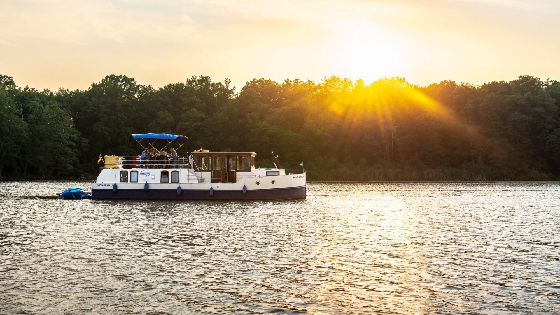 De vrienden glijden vrolijk de zonsondergang van Mecklenburg tegemoet, © TMV/Tiemann De vrienden glijden vrolijk de zonsondergang van Mecklenburg tegemoet, © TMV/Tiemann