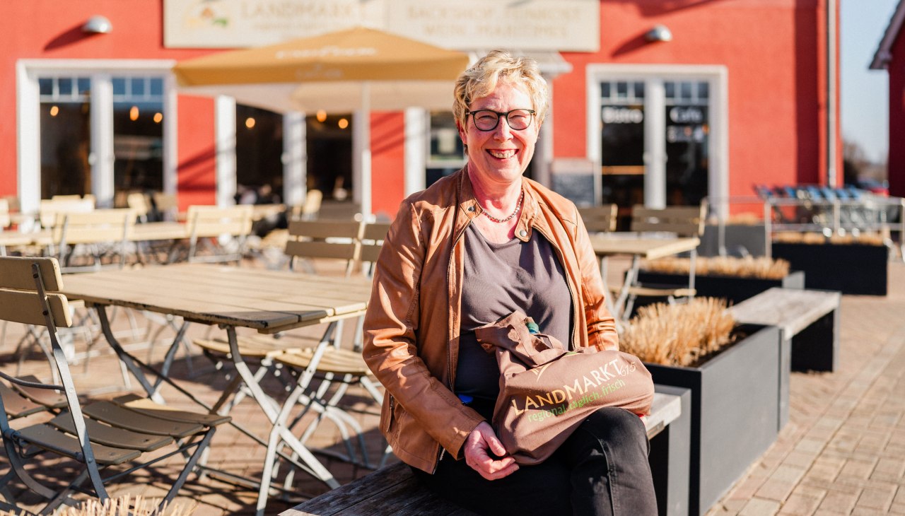 Sandra Loll on the terrace of her lovingly run country market615, © Sandra Loll Sandra Loll on the terrace of her lovingly run country market615, © Sandra Loll