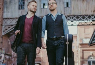 Sönke Meinen & Philipp Wiechert
Acoustic-Guitar Duo // © Doville Sermokas Sönke Meinen & Philipp Wiechert
Acoustic-Guitar Duo // © Doville Sermokas