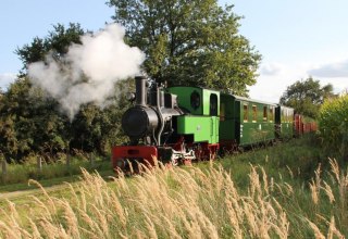 Met de stoomlocomotief tussen Schwichtenberg en Uhlenhorst, © Steffen's Werbe- und Eventagentur