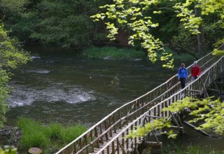 You can reach the other side of the river on dry feet via a wooden bridge. // © MV-T/outdoor-visions.com You can reach the other side of the river on dry feet via a wooden bridge. // © MV-T/outdoor-visions.com