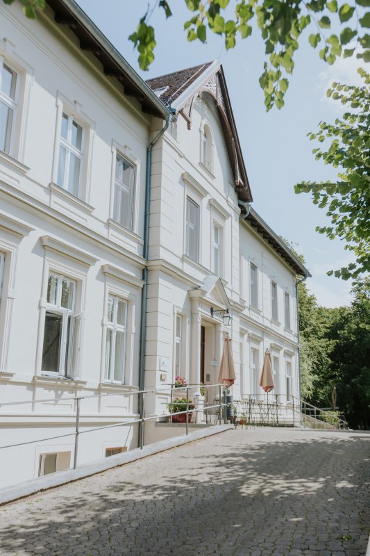 Gut Nisdorf is een 700 jaar oud landhuis, liefdevol gerenoveerd tot een biologisch hotel, &copy; Karoline Vossbeck