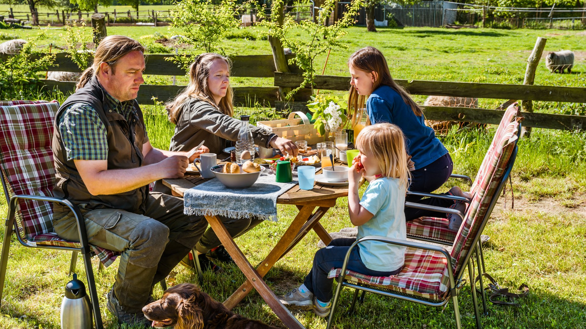 Als alle dieren hebben ontbeten, schuift ook de familie Schwan aan tafel. Eieren, sappen en jam zijn natuurlijk van eigen productie., © TMV/Tiemann