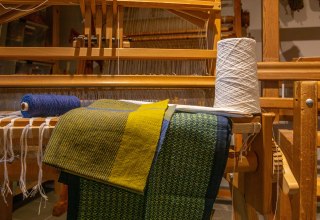 Four-shaft loom with workpieces // © Sabine Reichmann Four-shaft loom with workpieces // © Sabine Reichmann