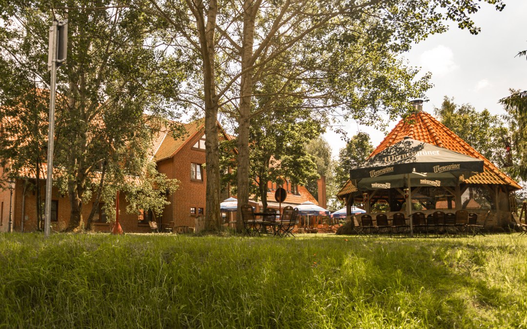 Terras en overdekte barbecueplaats in de tuin van hotel "Stettiner Hof, © Stettiner Hof