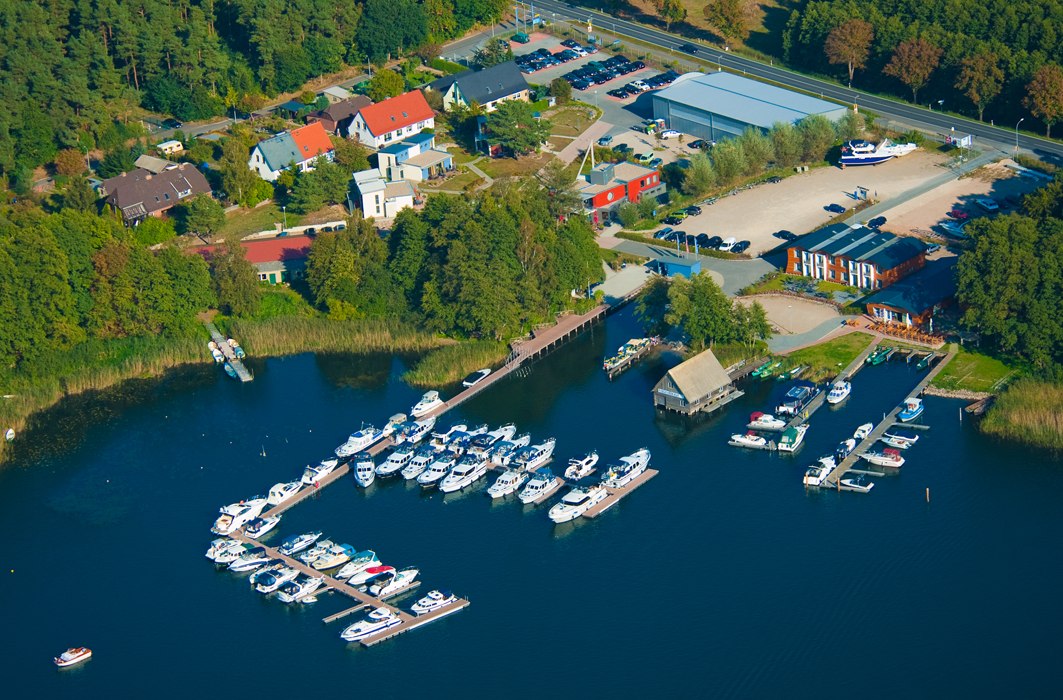 The Eldenburg marina with its jetty, &copy; S. Schulz