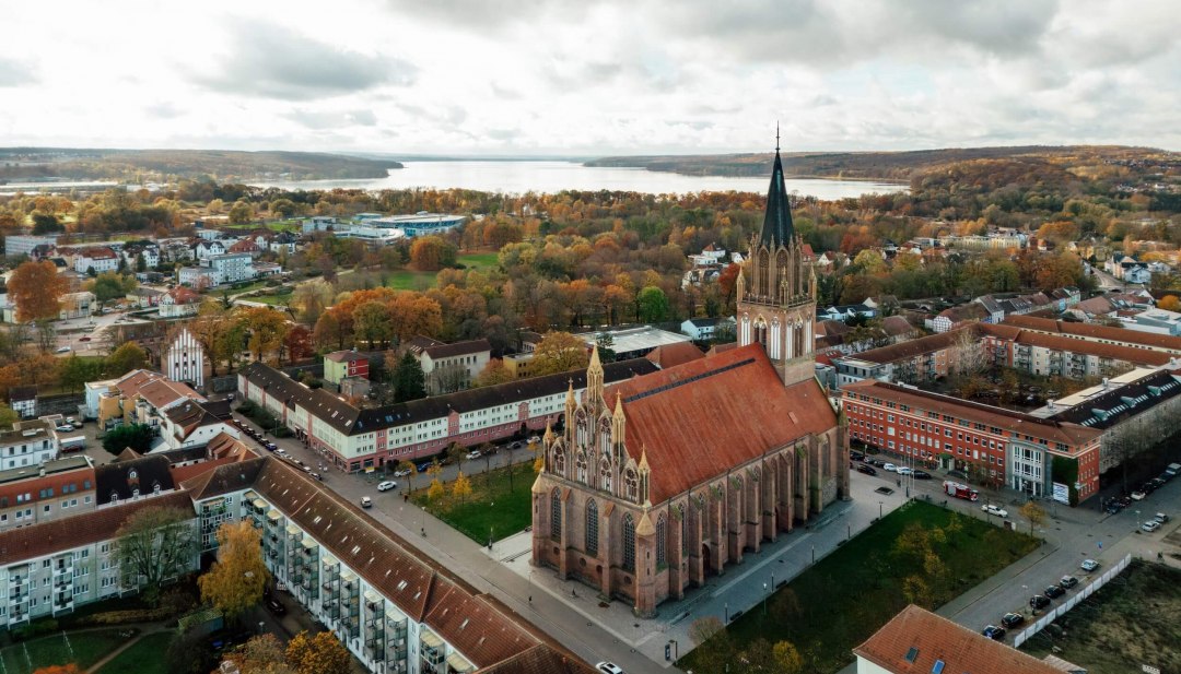 Uitzicht over het oude stadscentrum van Neubrandenburg met op de achtergrond de concertkerk en de Tollensesee.