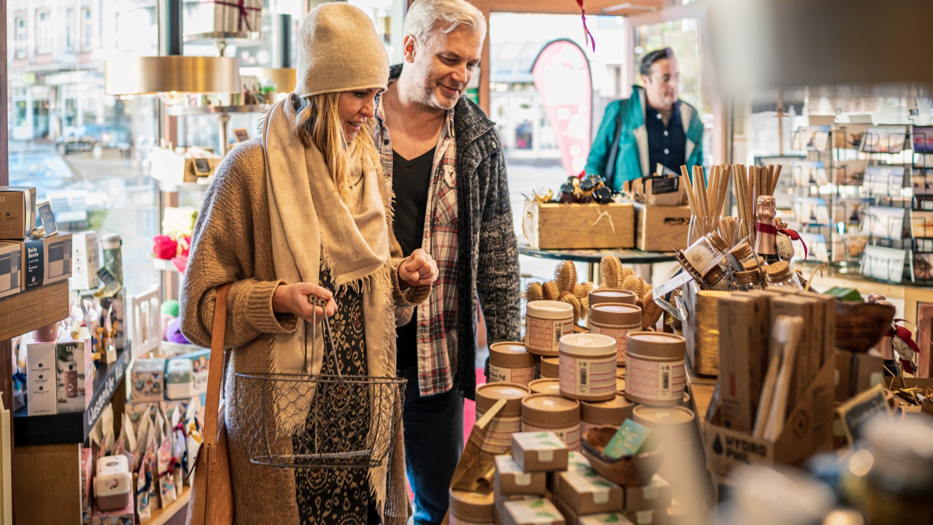 A couple strolls through a store on Doberaner Platz in Rostock. // Locals and holidaymakers can find high-quality maritime souvenirs and gifts at the "Wunscherfüller" // © MV-T/Tiemann A couple strolls through a store on Doberaner Platz in Rostock.