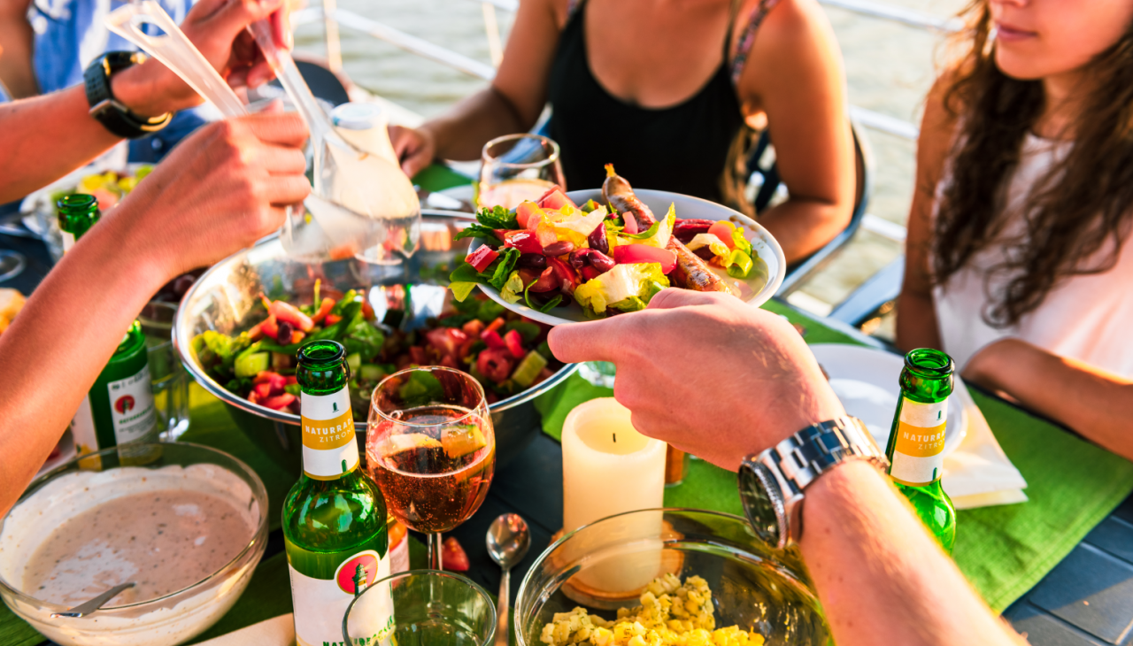 2025-04-24 11_31_34-Hausbooturlaub mit Freunden in der Seenplatte_16 __ Houseboat vacation with frie, © TMV/ Tiemann