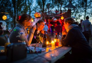 Tikibar am Abend // &copy; ummaii.de
